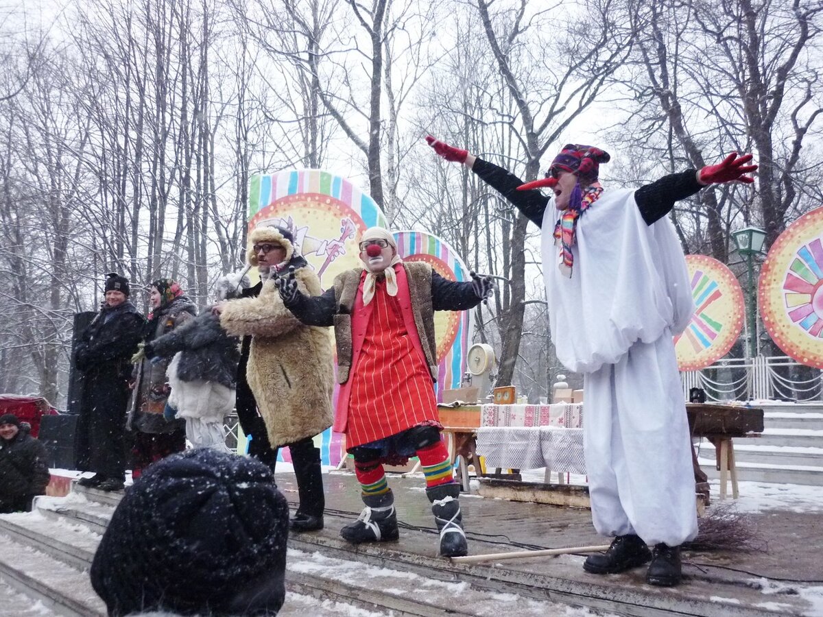 Развлекать массы должны профессиональные актеры, а не самодеятельные. Фото автора