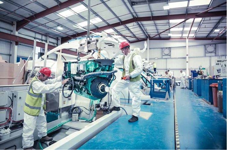 Процесс установки двигателя на яхту. Фото Sunseeker International