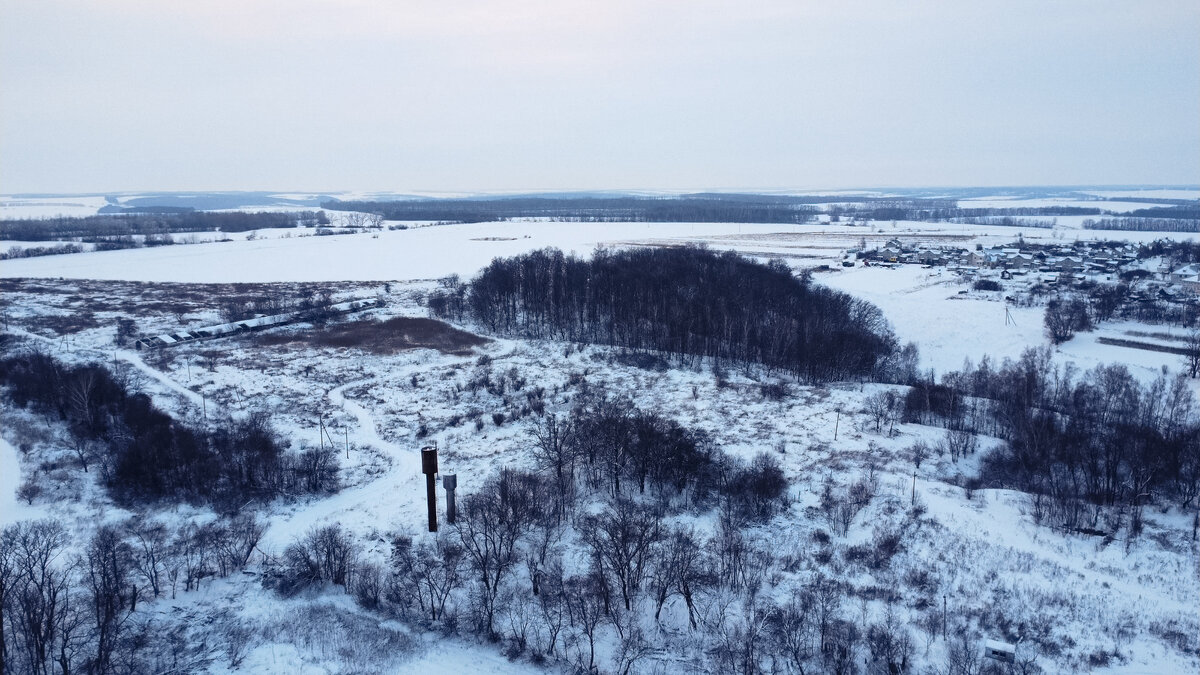 На фото, две разрушенные фермы. Одна полностью.