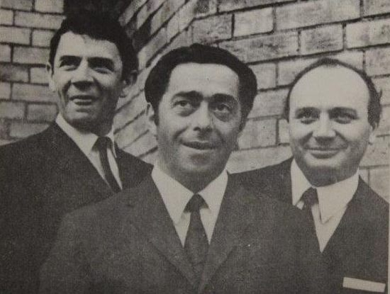 Друзья-одесситы: бывший начальник отдела испытаний Черноморского пароходства Виктор Ильченко, бывший наладчик швейной фабрики "Авангард" Роман Карцев, бывший комсорг факультета и бывший механик по кранам Одесского порта Михаил Жванецкий.