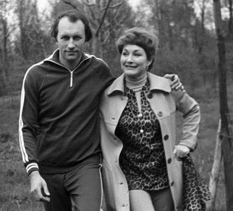 Три мужа и восьмилетний роман в семьдесят с мужчиной на 40 лет младше. Людмиле Хитяевой 91 год7