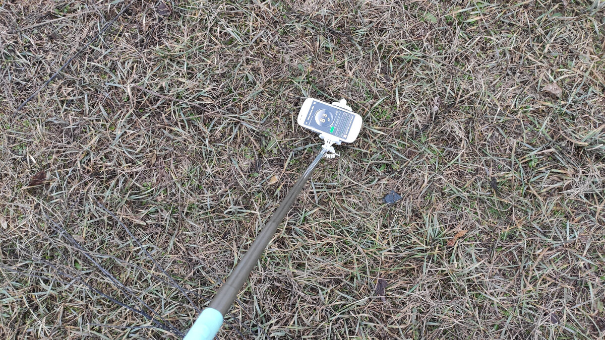 Процесс поиска. Для удобства закрепил телефон на селфи палке.