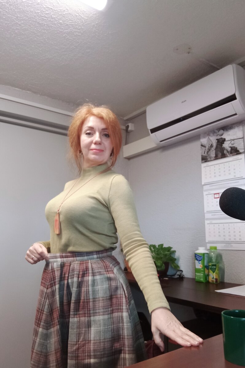 Фото автора. На работе. Юбочка становится свободнее. ))