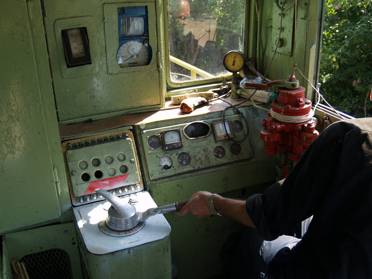 В кабине тепловоза ЧМЭ2-126