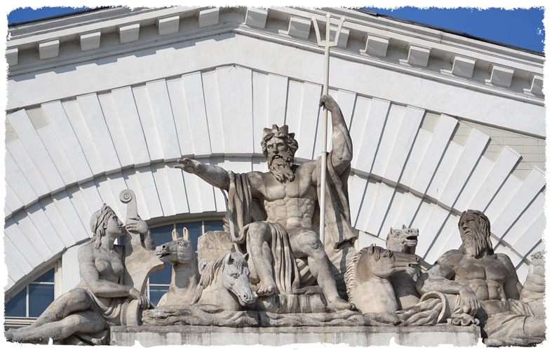 Нептун и его свита на фронтоне биржи