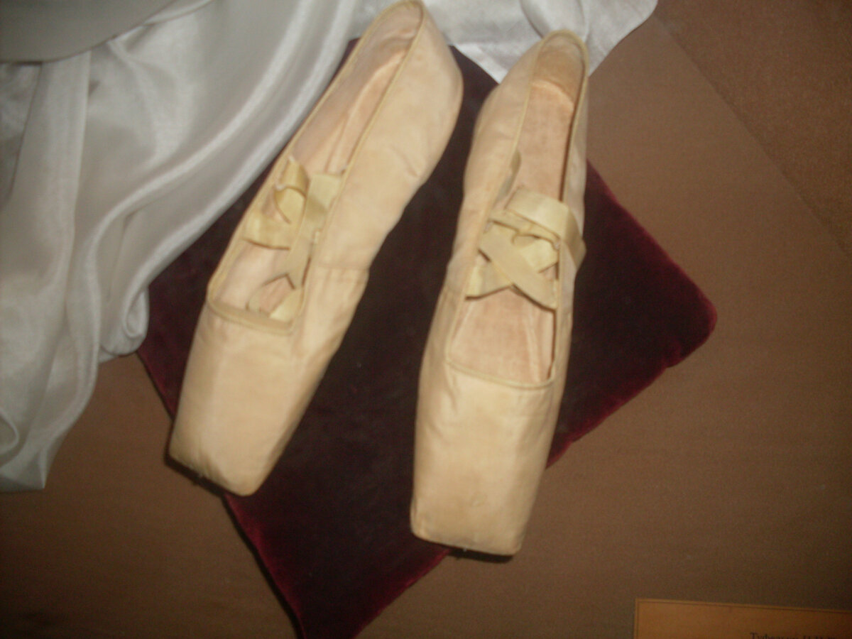 Бальные туфельки Натальи Пушкиной из музея-квартиры Пушкина на Мойке. Моё фото. 