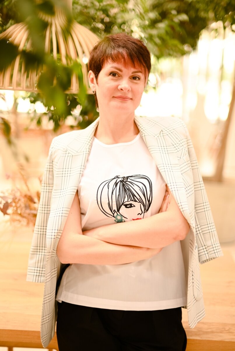 ⠀- Валерия, в теме принятия себя и своего тела с чем вы хотите сегодня разобраться? - так началась консультация с молодой женщиной 37 лет.- Знаете, Юлия, в феврале этого года я пошла в новую сферу и на фоне последних событий, мне сложно о себе заявлять, предлагать свои услуги и отстаивать свои границы. Подруги говорят, что я закрытая. И меня постоянно преследует ощущение, что я какая-то не такая. Никак не могу от этого избавиться.- Валерия, скажите, как это ощущение у вас проявляется?- Все просто - я не умею говорить слово "нет". Мне кажется, что я должна помогать всем друзьям и родным, даже если мне это не удобно. Жертвую собой, своими интересами, а потом еще никто "спасибо" не говорит. Обидно.🙈- Хорошо, Валерия. Технику по работе с обидой я вам предложу в конце консультации. Скажите, еще как-то проявляется ощущение, что вы какая-то не такая?- Да. Я не умею принимать помощь. А ОЧЕНЬ ХОЧЕТСЯ. Для меня это очень СЛОЖНО. 🙈 Я привыкла делать всё сама, - Валерия глубоко выдохнула и опустила глаза в пол.- Хорошо. Валерия, назовите 3 пункта, которые мешают вам принимать помощь?⠀- 1. Меня могут упрекать и напоминать о том, что когда-то помогали. Так уже было не один раз2. Никогда не буду просить человека, если он мне не симпатичен3. Чтобы попросить кого-то о помощи, нужно понять, что вариантов сделать самой нет, а по сути вещей - загнать себя в угол.⠀- Благодарю. 3 пункта, которые вам помогли бы принимать помощь.- 1. Мне нужно быть в определенном состоянии духа. Это, когда я в настроении девочки -девочки, а мой внутренний боец отдыхает2. Если я буду знать, что человек сделает не хуже меня3. Если бы я точно знала, что человека не отвлеку от важных дел.⠀- Благодарю за открытость, Валерия. А убеждение, что вы должна всё сама, откуда у вас?- Это папа. 🙈 Когда мне было 9 лет, родилась одна сестра, потом вторая, папа сказал мне "А теперь -  всё сама. Ты уже большая," - с комом в горле женщина разрыдалась.😪⠀Детские обиды не дремлют. В периоды ПЕРЕМЕН они начинают своё влияние, когда их совсем не ждешь.⠀❓А может вовремя❓ Пришло время освободиться от детских обид и спокойно строить свое светлое будущее❓Записывайтесь на бесплатную диагностику в лс👉