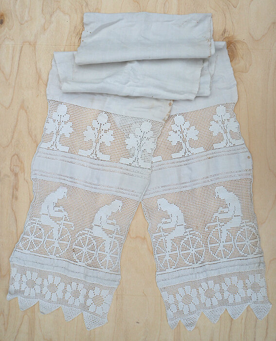 Кружевной русский рушник 1880-х годов с изображением велосипедистов - из коллекции Веломузея Андрея Мятиева.