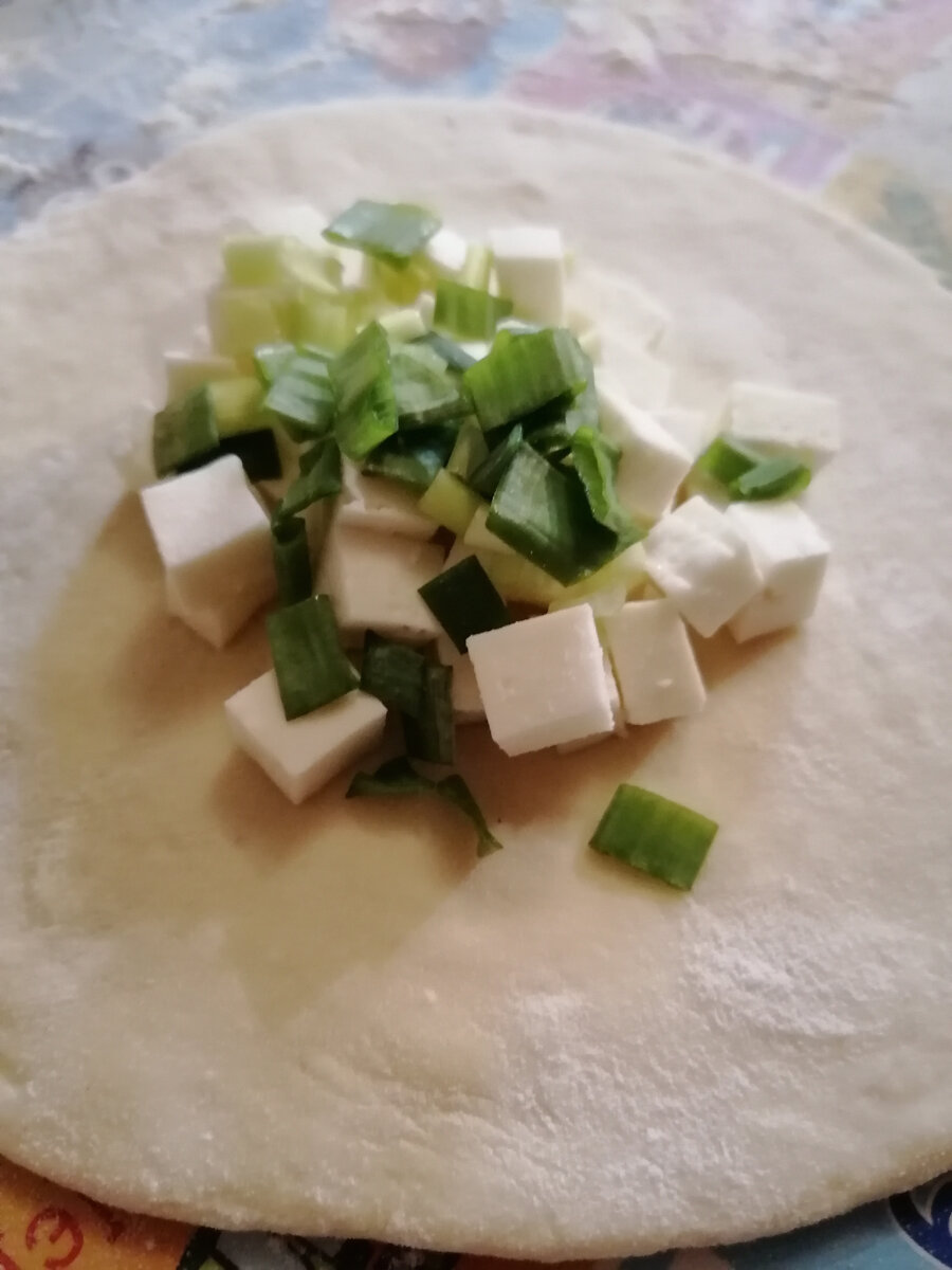 Раскатать кругляши и положить начинку