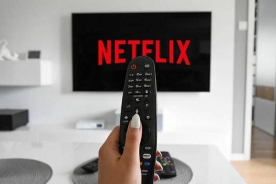    Акции Netflix упали в цене на 31% после ухода из России