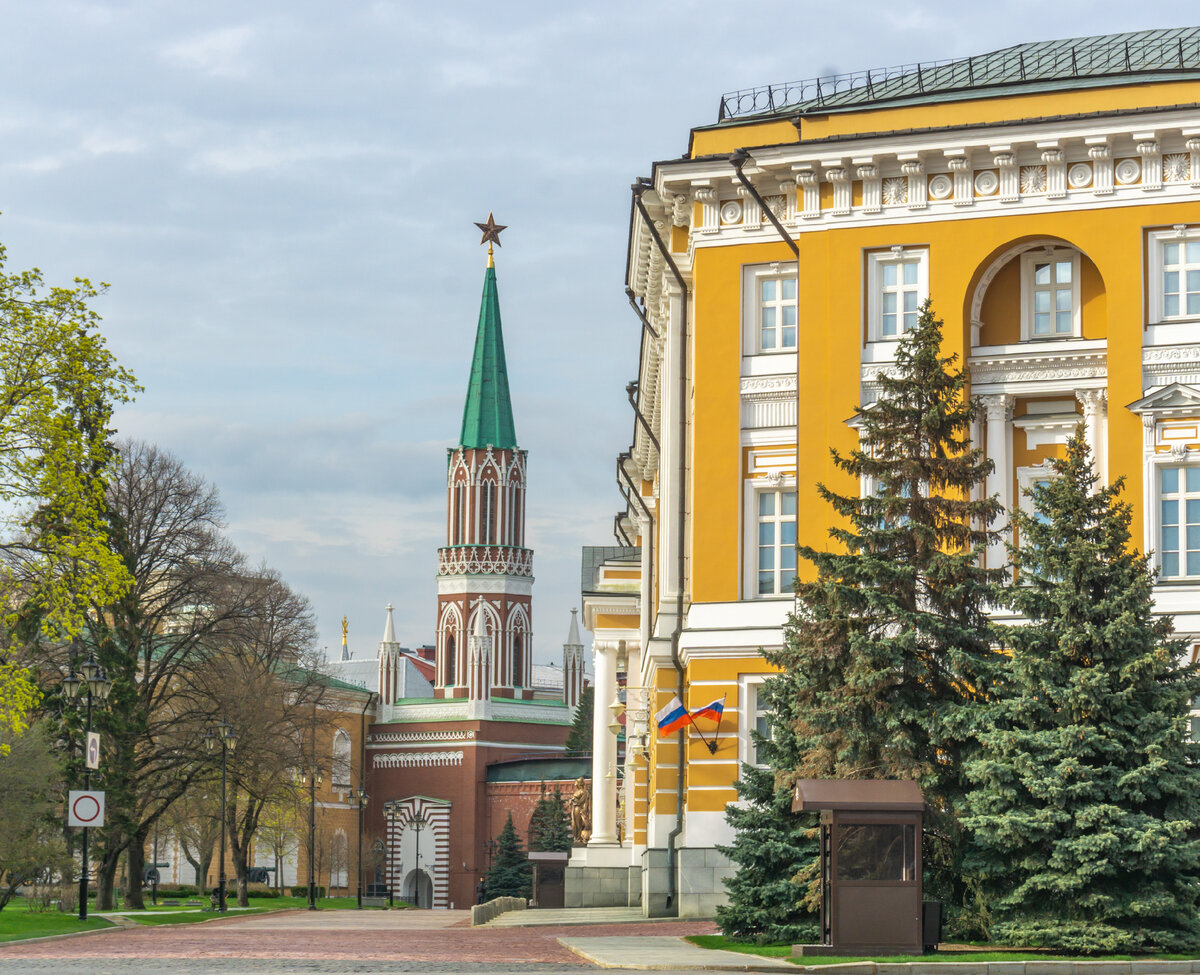 Никольская башня (вид внутри Кремля)
