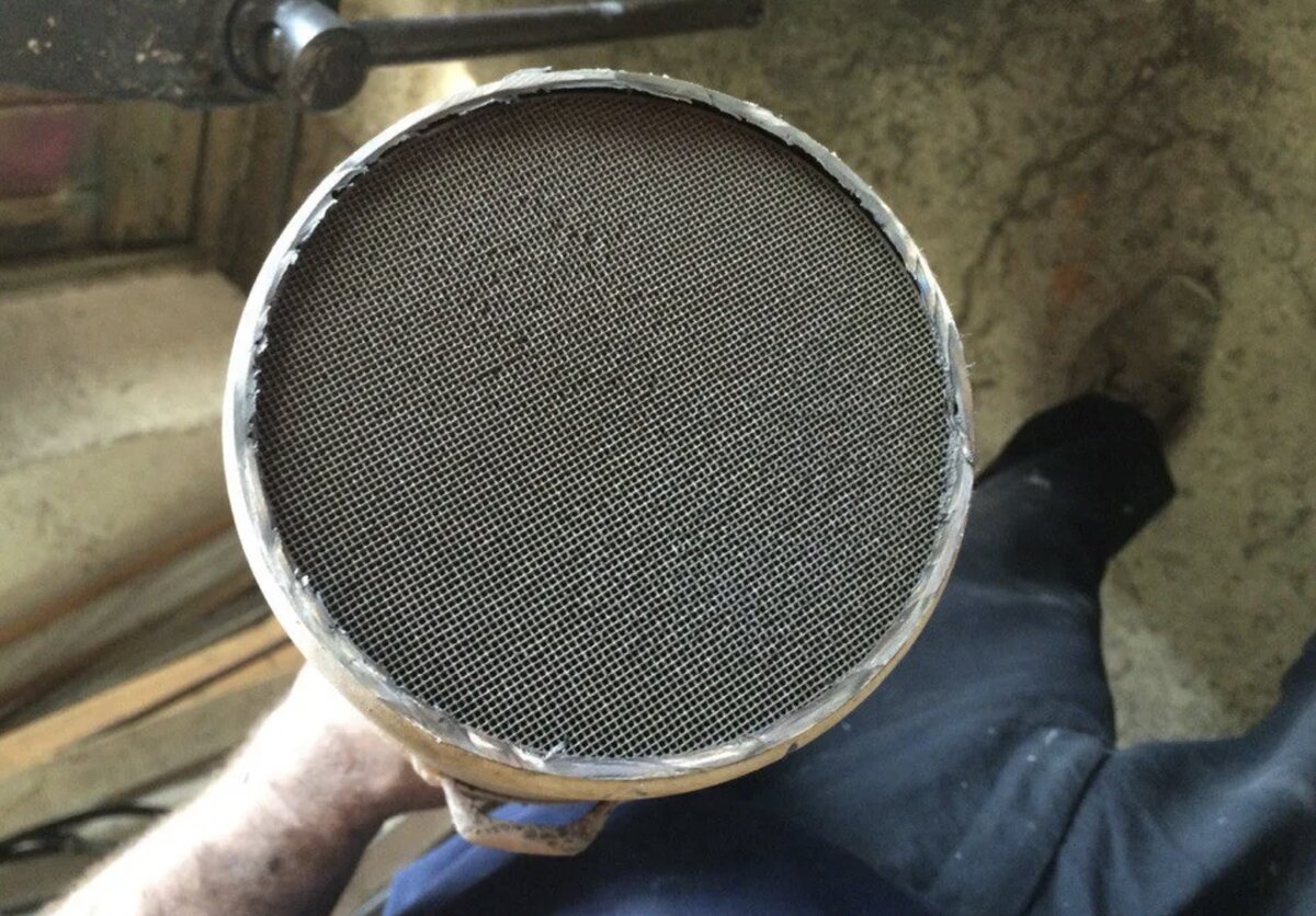 пламегаситель киа рио 2. удаление катализатора. пламегаситель на приору 2008. можно вырезать катализатор. выбитый катализатор.