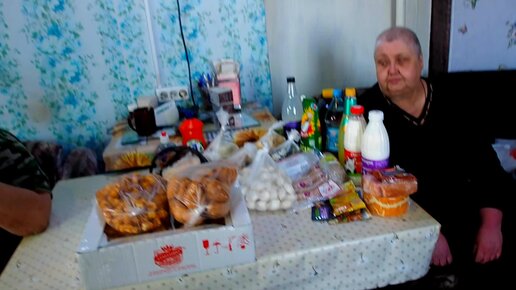 Получил пенсию и заехал в продуктовый магазин, показываю что я купил