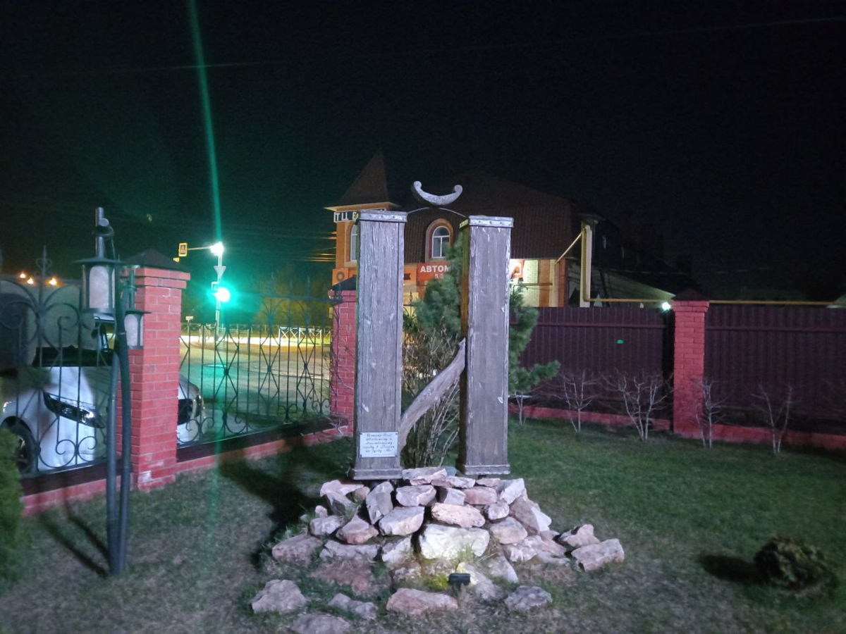 Вот такая буква встречает клиентов на входе.