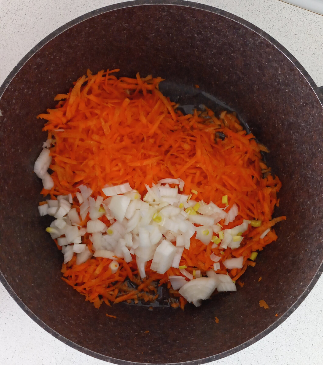 Ингредиенты:  Морковь натираю на крупной терке, лук нарезаем кубиками. В кастрюлю наливаю растительное масло, разогреваю и отправляю туда морковь с луком. Обжариваю.