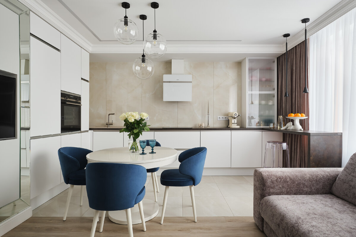 Светлая и воздушная кухня без ручек - несомненный тренд фабрики Nobilia (Германия). Барная стойка и изящный стеклянный буфет создают атмосферу невесомости 