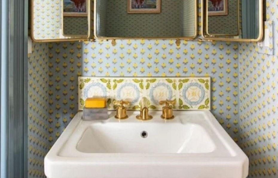 Золотистые обои и декор ванной