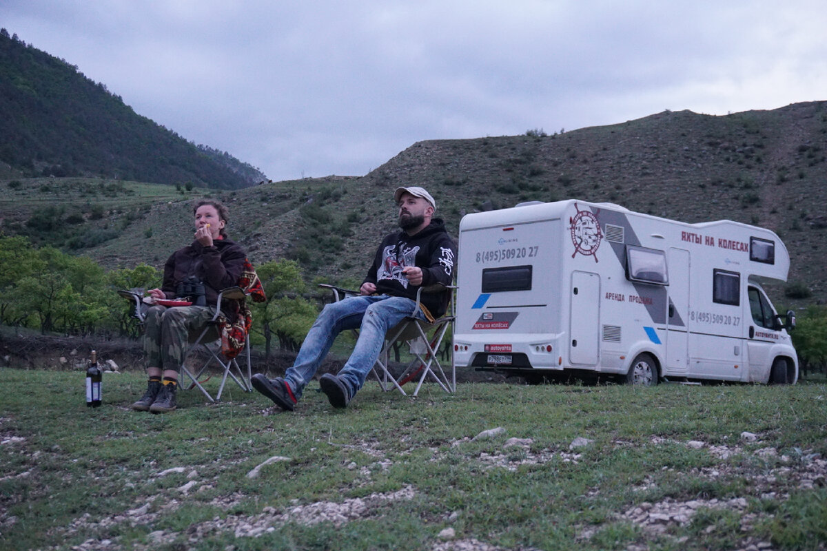 Большой автодом это все удобства внутри и много пространства для жизни. Цена в сутки 27000₽.