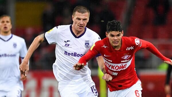    Игрок "Уфы" Олег Иванов (слева) и игрок "Спартака" Айртон© РИА Новости / Павел Бедняков