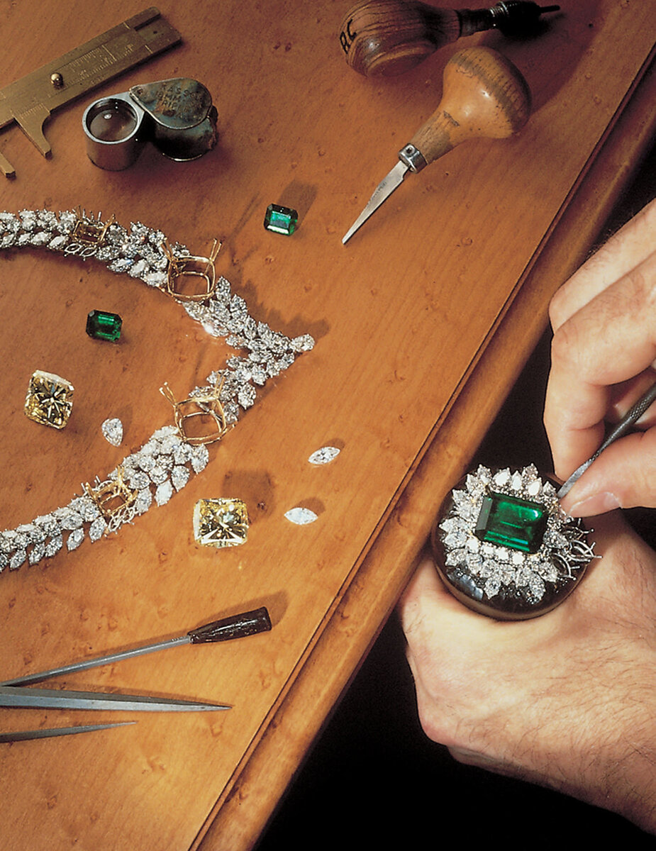 Мастер-ювелир за работой в дизайн-студии у Гарри Уинстона.