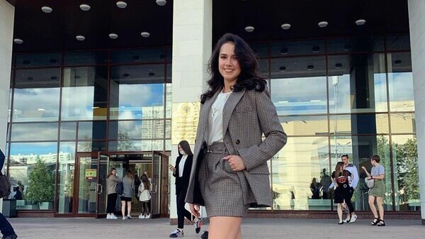    Алина Загитова на фоне Российской академии народного хозяйства и государственной службы.© Фото : Страница Алины Загитовой в Instagram.