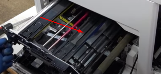 Берем за ручку и устанавливаем новый узел переноса в аппарат