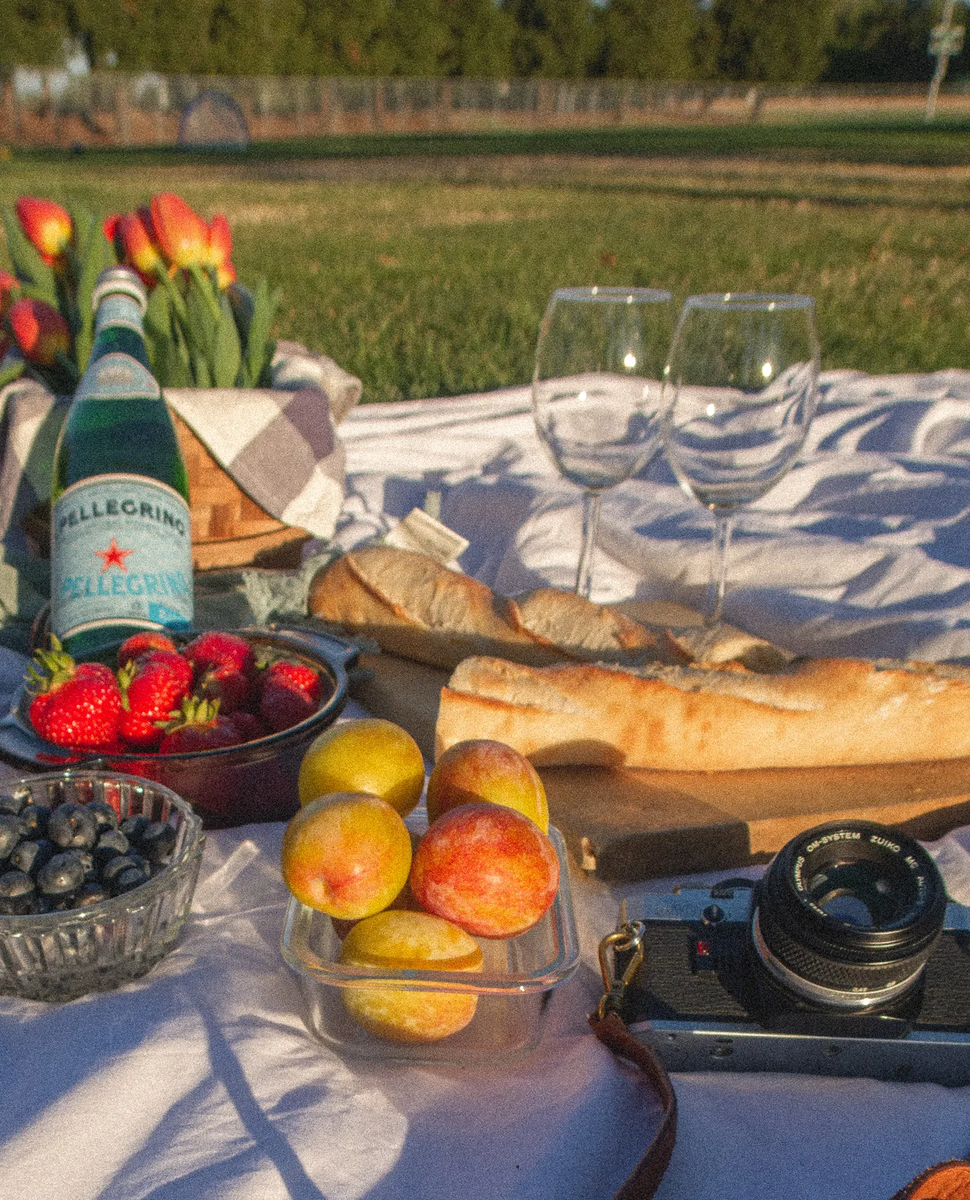 Майские шашлыки. Приглашение на пикник на природе. Пикничок надпись. Список продуктов ддяпикника. Пикник на траве.