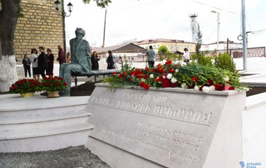 Памятник одному из пропагандистов «Миацума» всплыл в Ханкенди