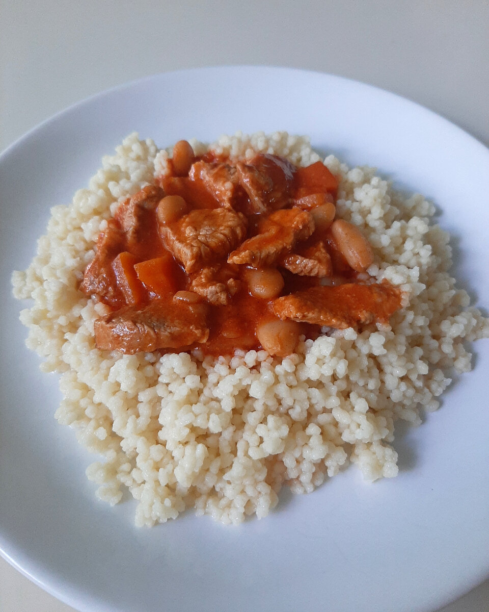 Кускус с подливкой из свинины и белой фасоли. Фото автора