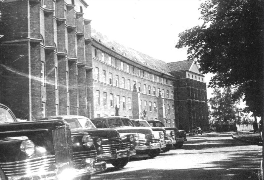 Сегодня в этом здании располагается областное правительство. А когда-то здесь находился обком ВКП(б)