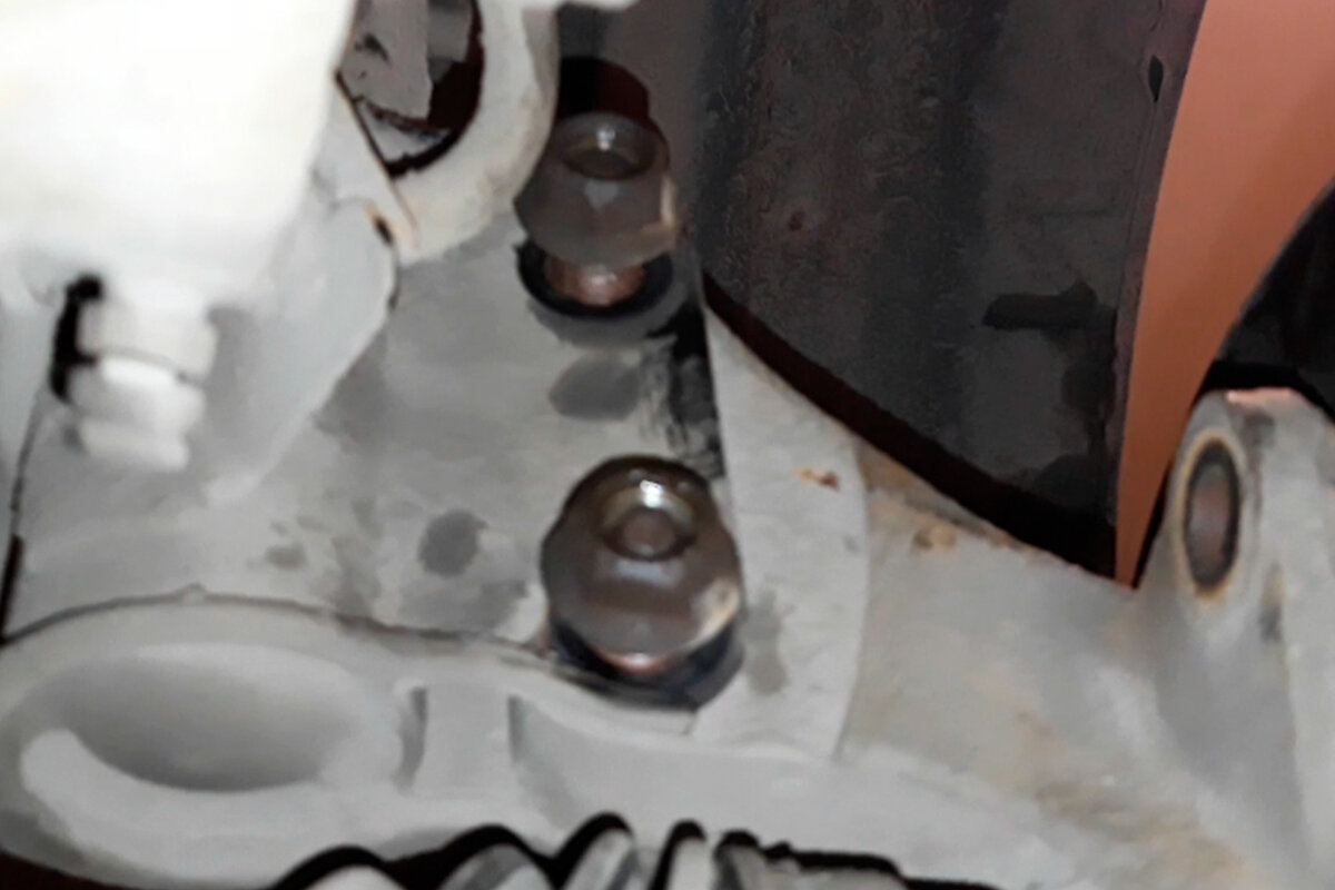 ослабил 2 болта на стойке