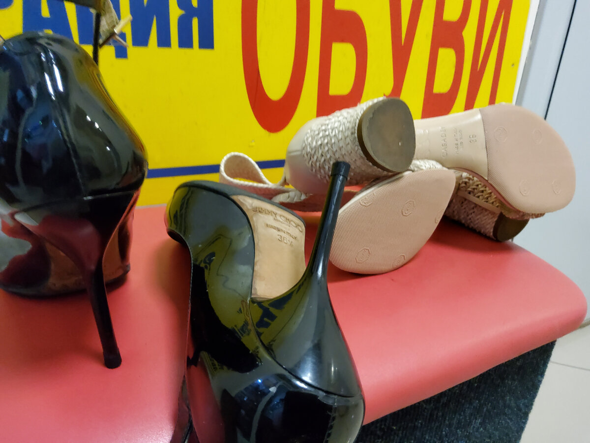 Со всей "дури" загнал "специалист"необточенные металические штыри во втулки каблуков, и как клином расколол пластик каблуков. Хорошо, что вторую пару привезла, а не отдала делать "возле дома".