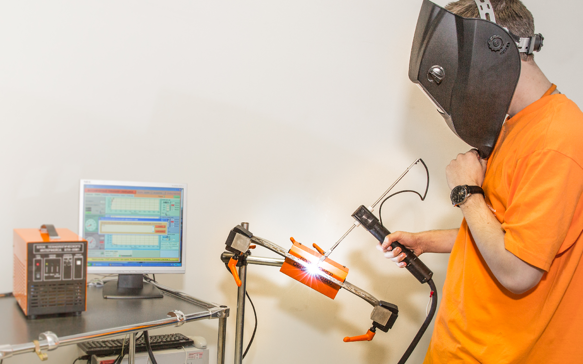 Рис. 1. Работа студента на малоамперном дуговом тренажере сварщика 