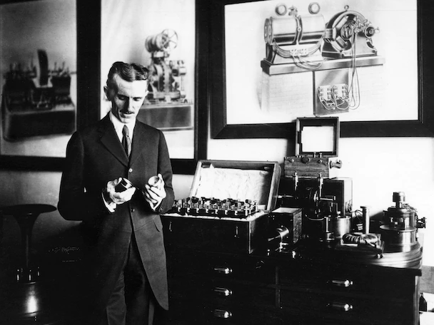 Никола Тесла, физик, инженер и изобретатель переменного тока, в начале 1900-х годов