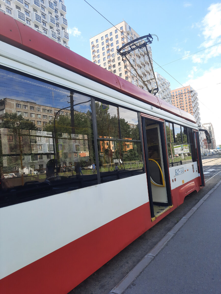 Сейчас такие красивые трамваи.