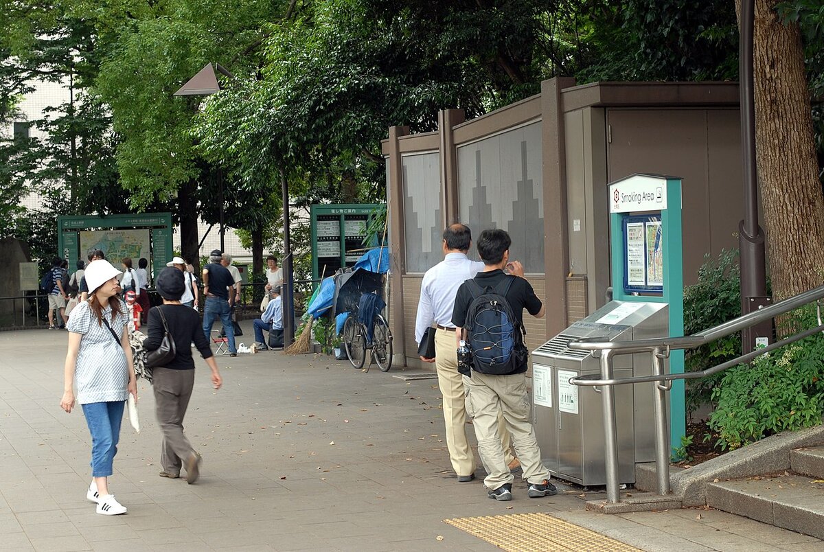 By Masakazu Matsumoto - Smoking booth?, CC BY 2.0, https://commons.wikimedia.org/w/index.php?curid=44052363. Токио, Япония. 2006 год. Перекур...