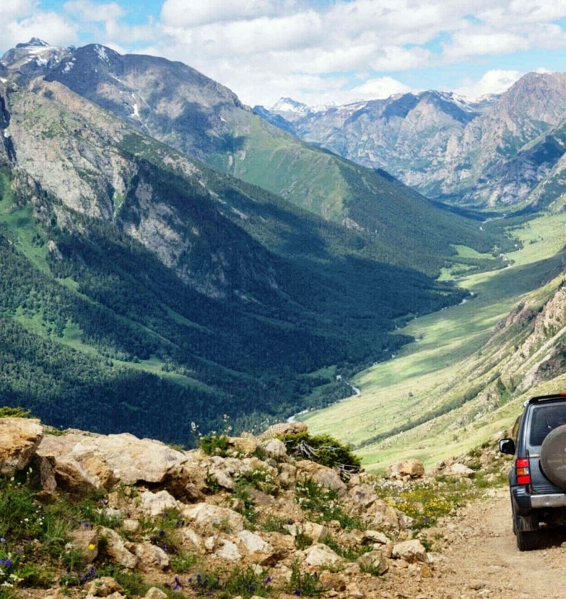 Проводник сразу сказал, что доехать до вершины горы вряд ли позволят. 