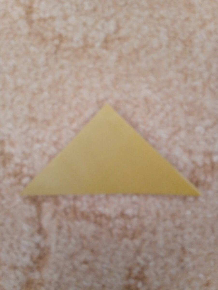 Раскриваем.И теперь верхний и нижний уголки поднимаем к центру.