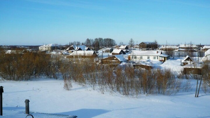 Показывать было особо нечего, кроме желания уехать отсюда, маленький городок не вызывал никаких эмоций.