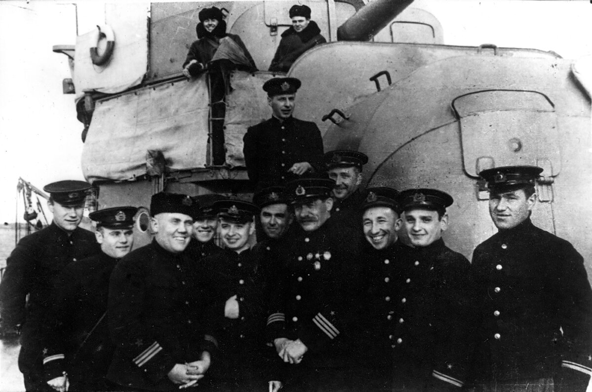 Командиры одного из советских эсминцев, Северный флот, 1942 год. 