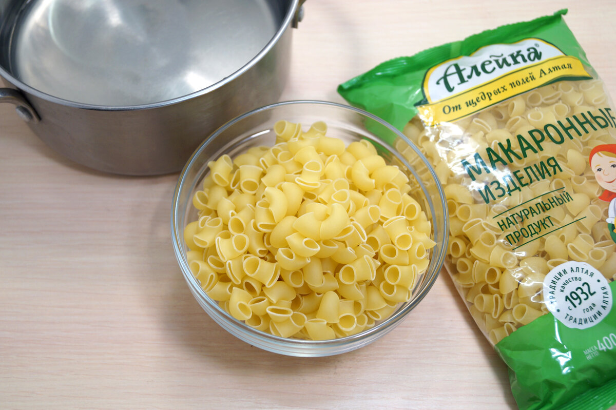 В кастрюле вскипятить 1 литр воды, добавить 1/4 чайной ложки соли. Отмерить 200 грамм макарон ТМ «Алейка». Добавить в кастрюлю макароны и варить, помешивая, 7-8 минут.
