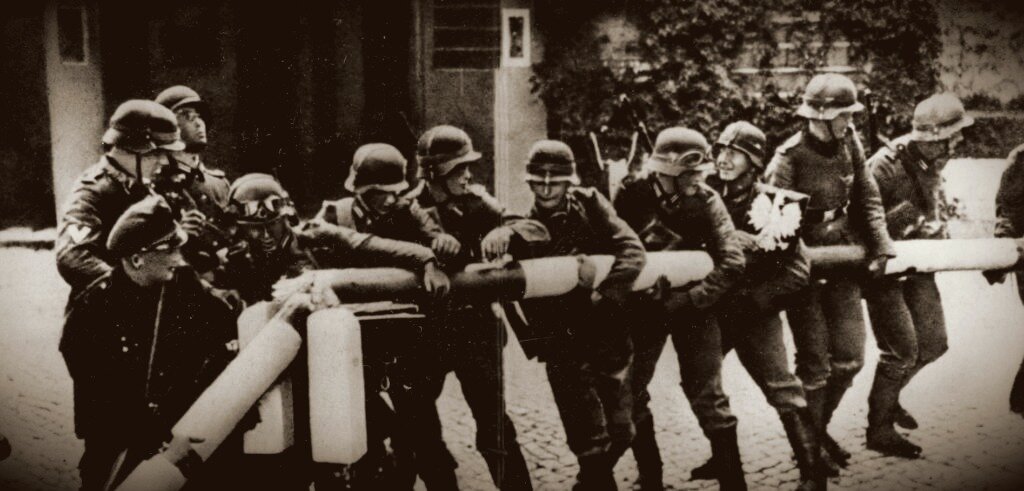 1939 года «Panzerdivisionen», мощные бронетанковые дивизии Германии, при поддержке с воздуха самолетов лютваффе пересекли польские границы и за три недели уничтожили все сопротивление.