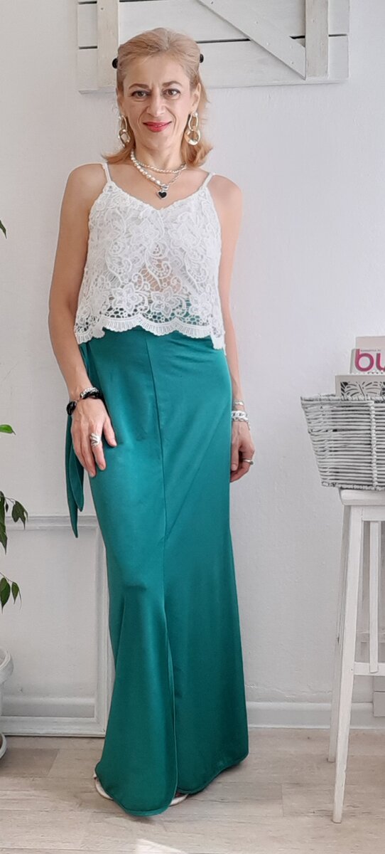 Топ и юбка из секонд-хэнда.