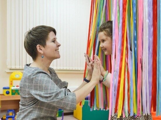     Лучшим воспитателем стала педагог-психолог детского сада комбинированного вида «Страна чудес» из Новоуральска Елизавета Васильева / фото: телеграм-канал Евгения Куйвашева