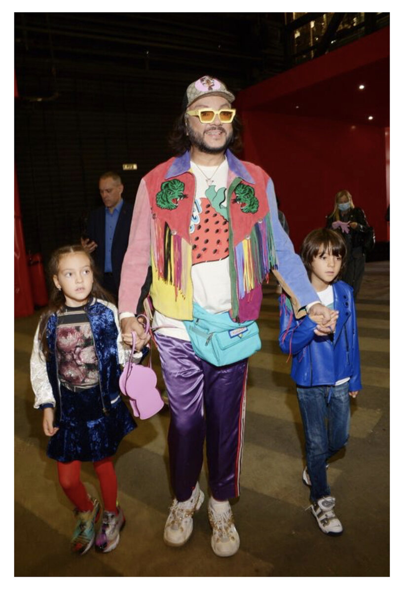 По информации радио «Комсомольская правда», стоимость дизайнерской мебели расположенной в этом же доме второй квартиры артиста составляет несколько тысяч евро. Для более двух тысяч пар обуви Филиппа есть специальный зеркальный шкаф. Гардеробные занимают две комнаты, а шторы, столы, комоды украшены бархатом, золотом, серебром и кристаллами Swarovski. Теперь Киркорову предстоит не менее дорогостоящий ремонт в новом, более простороном жилище.

Кроме двух элитных квартир у певца есть квартира на Земляном Валу, где они жили с Аллой Пугачевой. Сейчас там хранятся костюмы для выступлений. Также Киркоров владеет особняками в Подмосковье, Майами и четырехэтажной виллой в Греции стоимостью 870 миллионов рублей. Еще одно жилище на берегу моря ранее было куплено Филиппом в Болгарии.