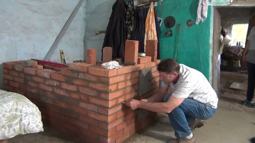 печник кладет кирпич
