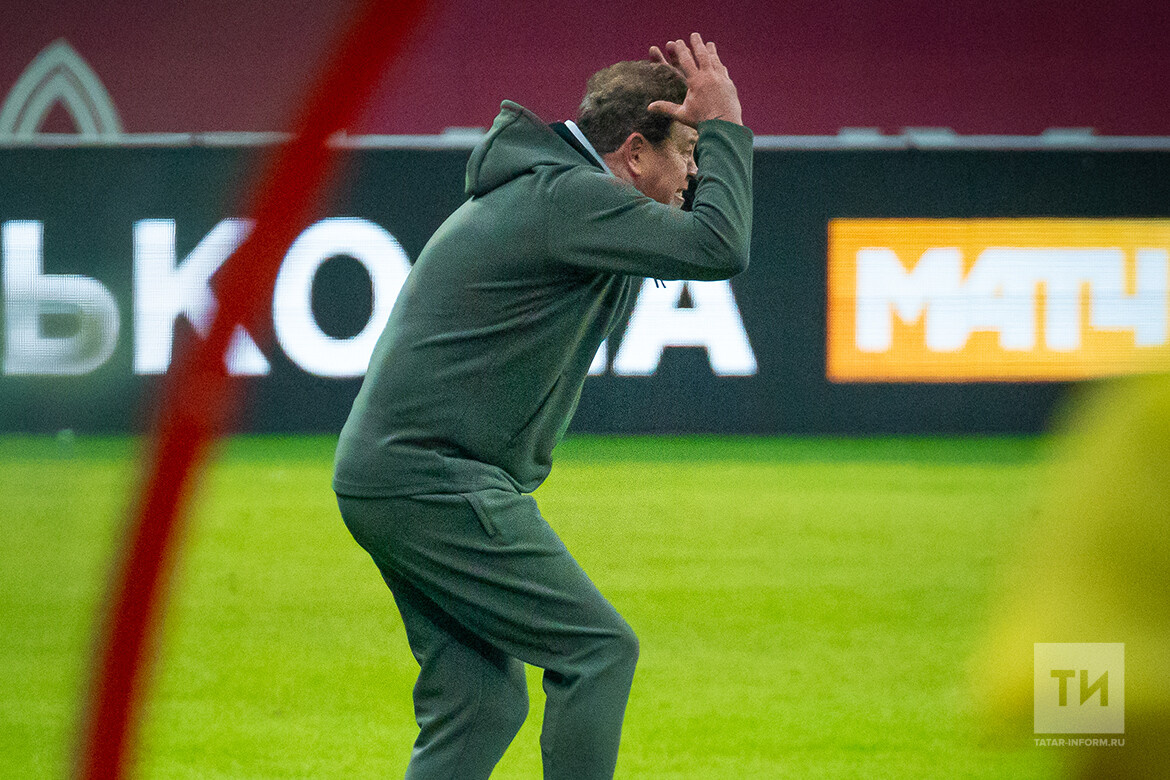 Болельщики видят только «нытье» тренера и жалобы на искусственные газоны и мифическую «ловлю» своей игрыФото: © Владимир Васильев / «Татар-информ»