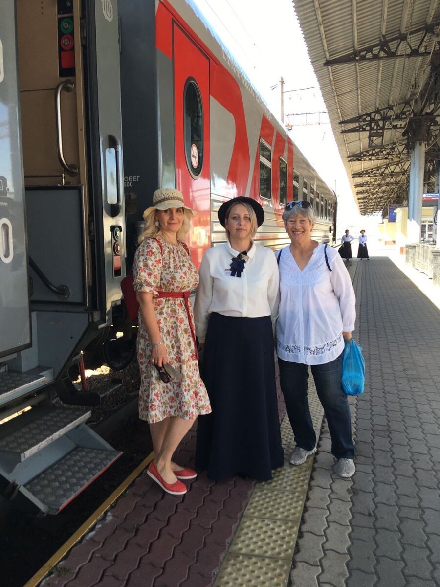 У вагона с проводницей Татьяной. Она в стилизованной форме XIX века (галерея - стрелка вправо).