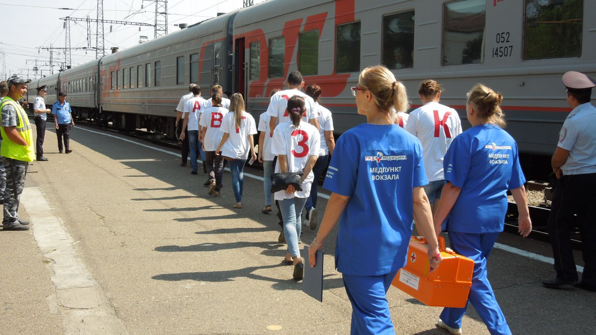 Скорая железнодорожная. Пассажиры на вокзале. Поезд скорой медицинской помощи. Оказание медицинской помощи на вокзалах. Медицинскими работниками поезд.