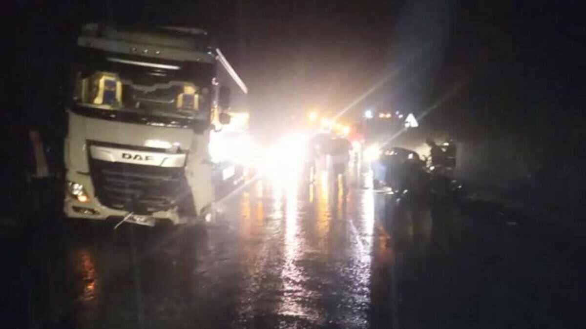    На месте ДТП с участием автомобиля Toyota Camry и грузовика DAF XF в Кировском районе Приморского края© Фото : ГУ МВД по Приморскому краю